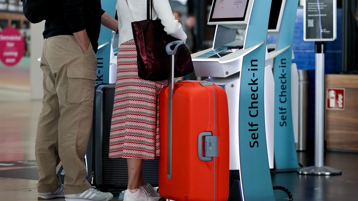 Pasajeros antes de subir a un avión