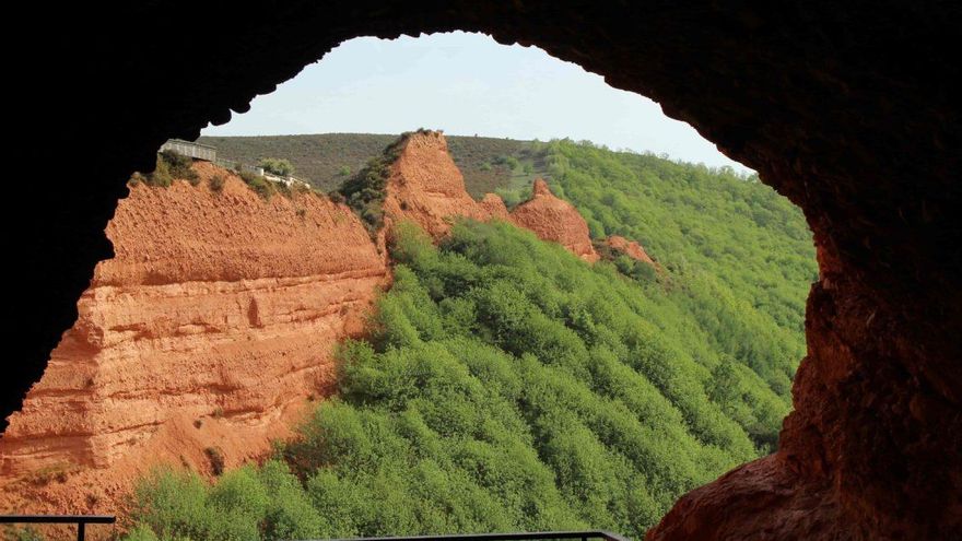 El mirador desde el que contemplar las formaciones rojizas excavadas por los romanos en esta provincia del norte de la península