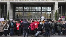 Afectados por la hepatitis C marchan a La Moncloa para pedir fármacos para todos. / Efe