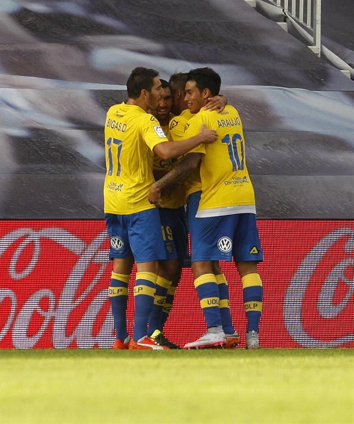 Los jugadores del Las Palmas celebran el empate. EFE/ Salvador Sas