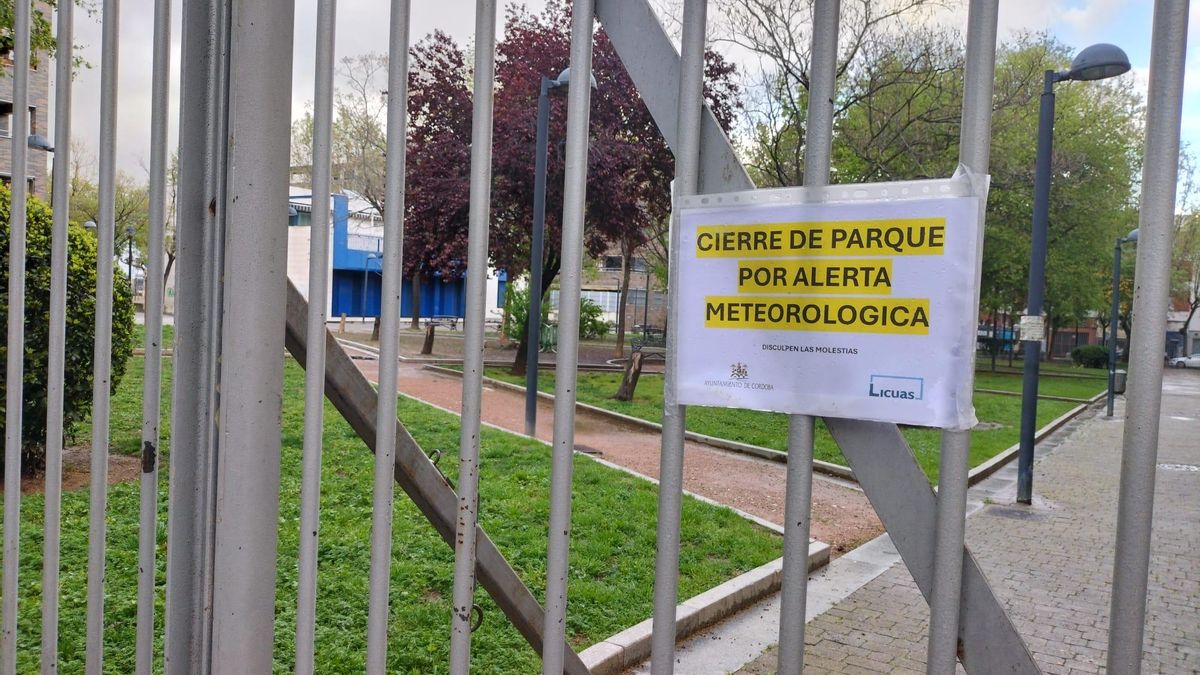 El Ayuntamiento de Córdoba cierra los parques públicos ante el viento y la lluvia