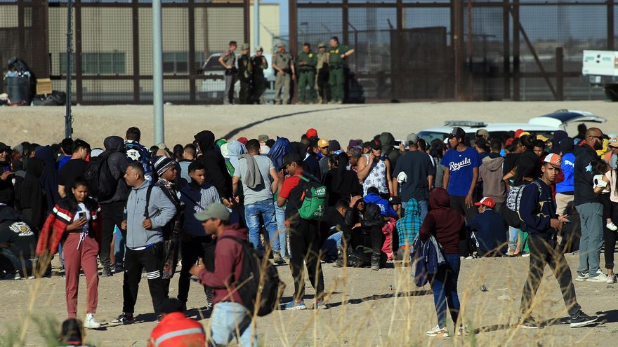 Tras incendio fatal en México, migrantes buscan entregarse en Estados Unidos