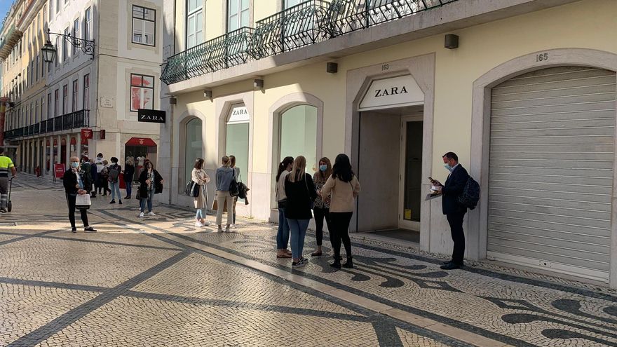 Fila de personas para entrar a la tienda de Zara de Lisboa.