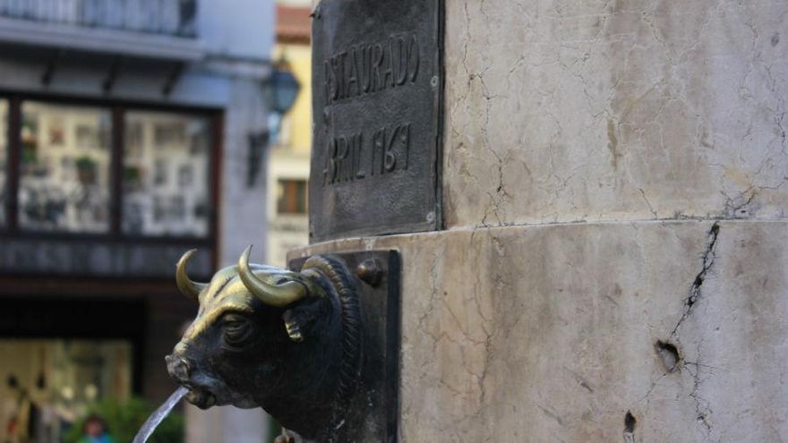 Una de las cabezas de la fuente del torico