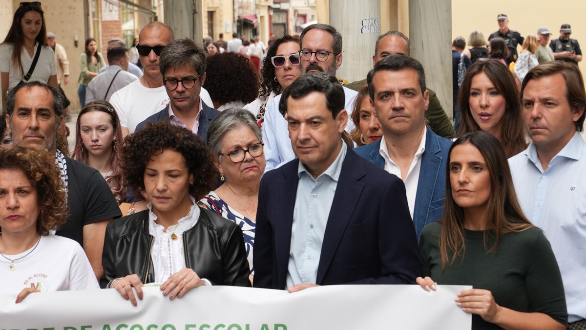 Juanma Moreno participa en la concentración por el Día Internacional contra el Acoso Escolar