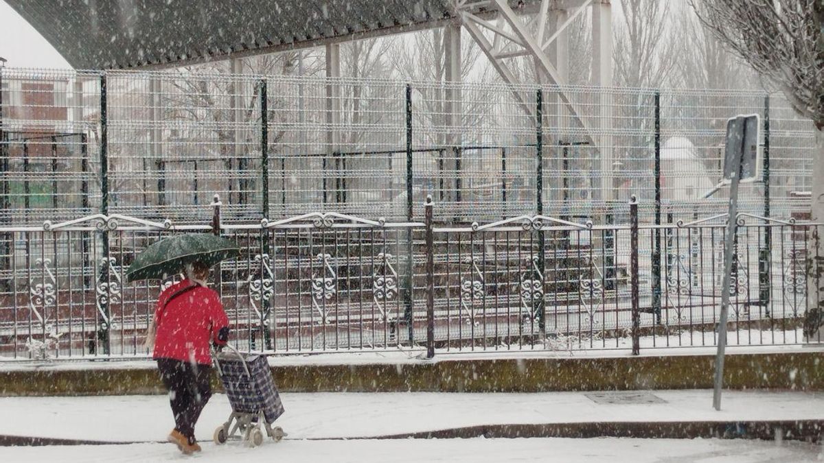 La borrasca Kristin complica la circulación en Castilla y León y cubre las principales ciudades de nieve