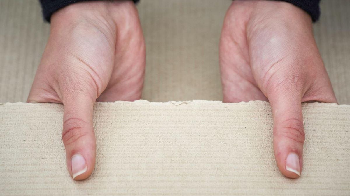 Una muestra de la pasta de papel no blanqueada Naturcell.