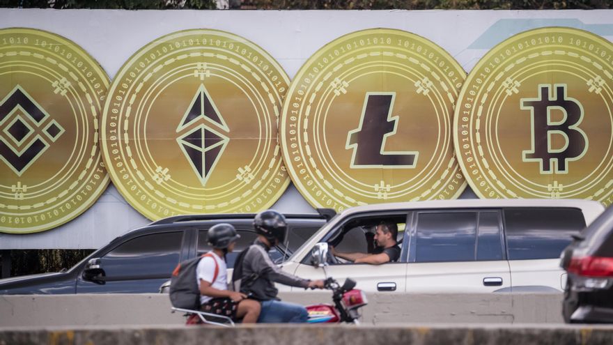 Un aviso publicitario que promociona diferentes criptomonedas,en una fotografía de archivo. EFE/ Miguel Gutiérrez