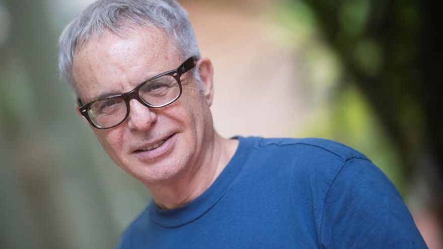 El escritor valenciano Ferran Torrent, posa durante la presentación este viernes en Barcelona de su nueva novela, "Poder contar-ho", la tercera entrega de la serie "El Segundo Sistema", que Destino también publicará en castellano, una obra coral ambientada en la Valencia de principios de los años ochenta, donde tuvo lugar un insólito atraco con un botín de 1.500 millones de las antiguas pesetas.