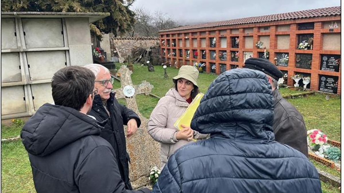 Visita del familiares de las víctimas e investigadores locales al cementerio de Villoslada
