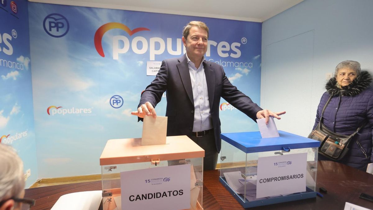 Alfonso Fernández Mañueco votando en las primarias del PP de Salamanca.