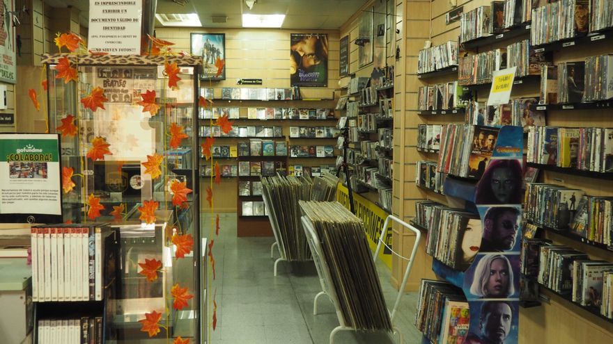 Vista del interior de Ficciones, el último gran videoclub de Madrid.