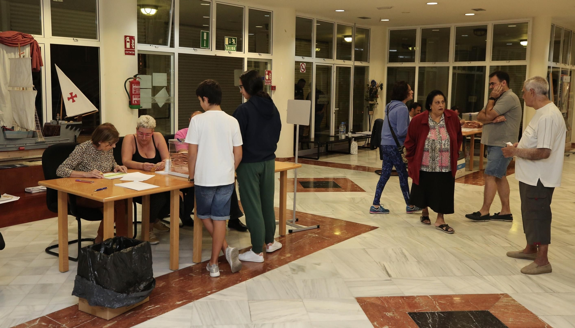 Recuento en uno de los colegios electorales de La Isleta.