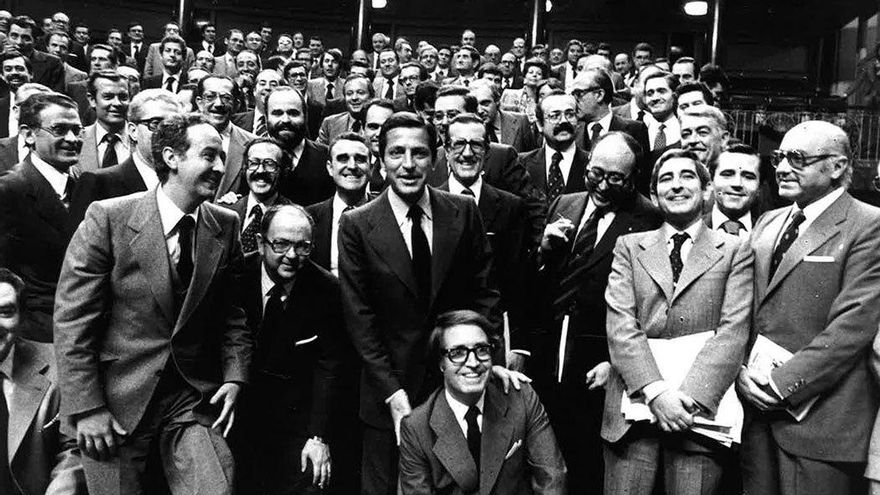 Adolfo Suárez y su grupo parlamentario tras la aprobación de la Constitución de 1978