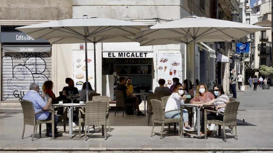 Archivo - Terraza abierta en València en imagen de archivo