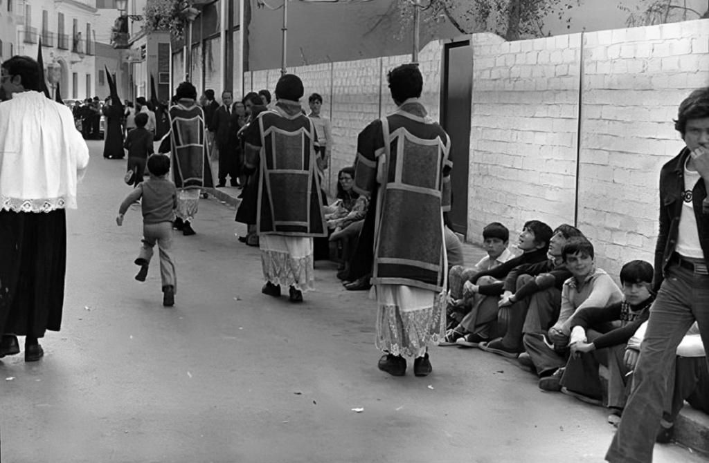 Ciriales de la hermandad del Buen Fin en 1976 en unas calles sin bullas.