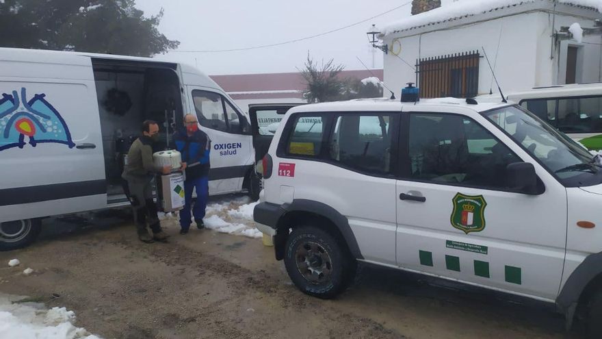 Agentes medioambientales trasladan una botella de oxígeno en Yeste (Albacete)