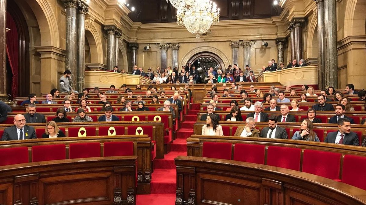 El Parlament reivindica poder investir a Puigdemont y exige liberar a los presos con los votos de JxCat, ERC y CUP