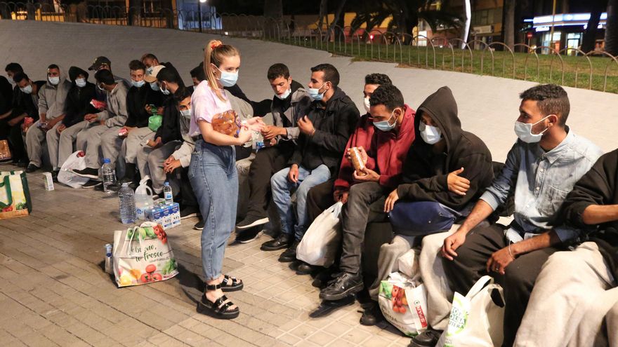 Migrantes esperando más de seis horas en la calle para ser alojados. (ALEJANDRO RAMOS)
