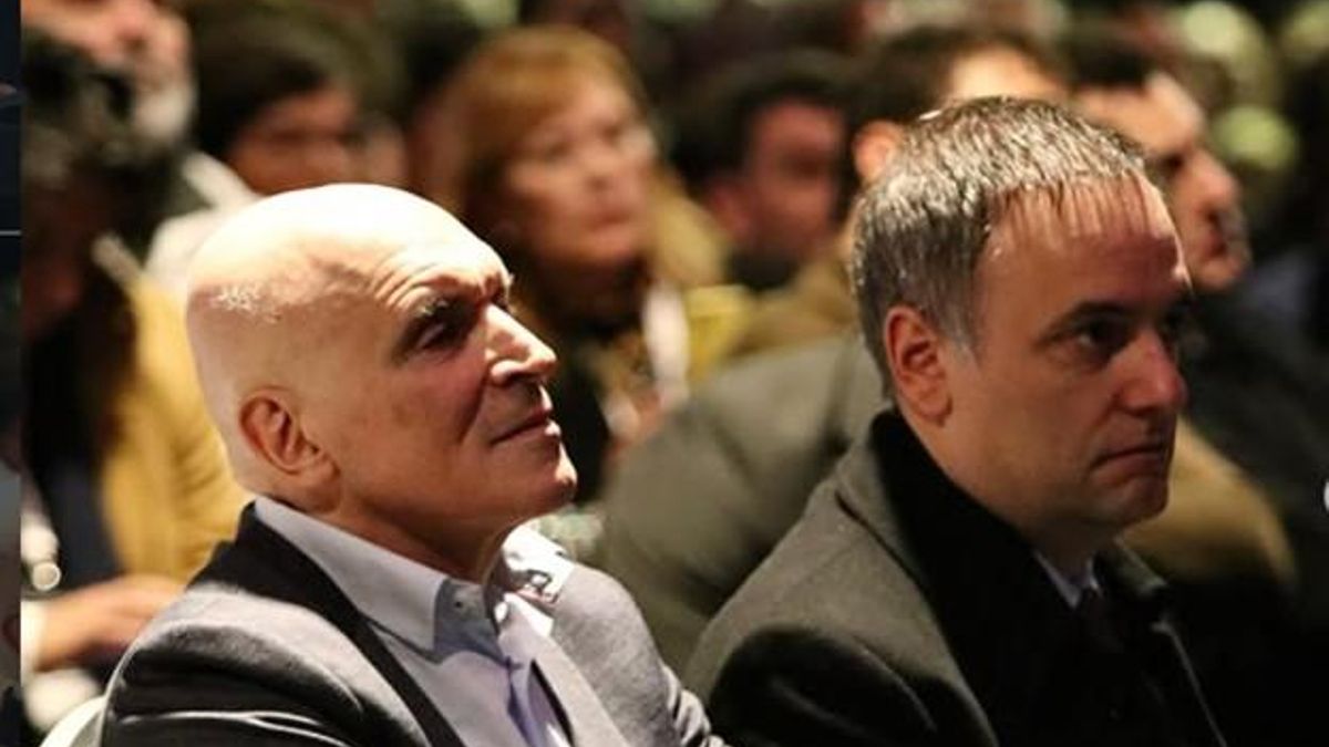 José Luis Espert y Manuel Adorni escuchan a Javier Milei, el 26 de junio de 2025