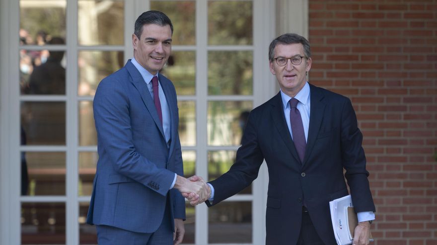 El presidente del Gobierno, Pedro Sánchez (i), recibe al presidente nacional del PP, Alberto Núñez Feijóo (d).