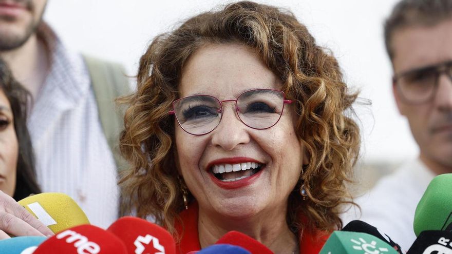 La candidata del PSOE a la Presidencia de la Junta de Andalucía, María Jesús Montero, se dirige a medios de comunicación tras ejercer su derecho al voto en Sevilla, este domingo.