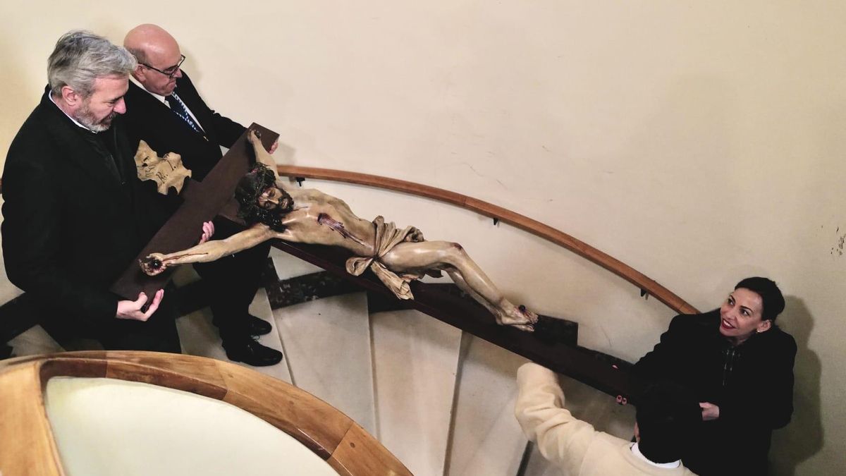 Azcón acompaña a la Cofradía de La Piedad en la salida del Cristo del Refugio junto a la alcaldesa de Zaragoza, Natalia Chueca.