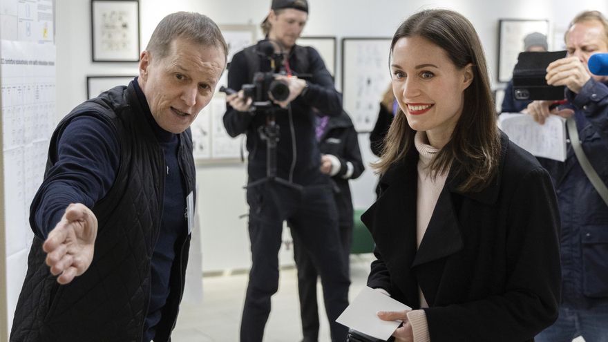 La primera ministra de Finlandia, Sanna Marin, se prepara para votar en las elecciones parlamentarias en Tampere, el pasado fin de semana.