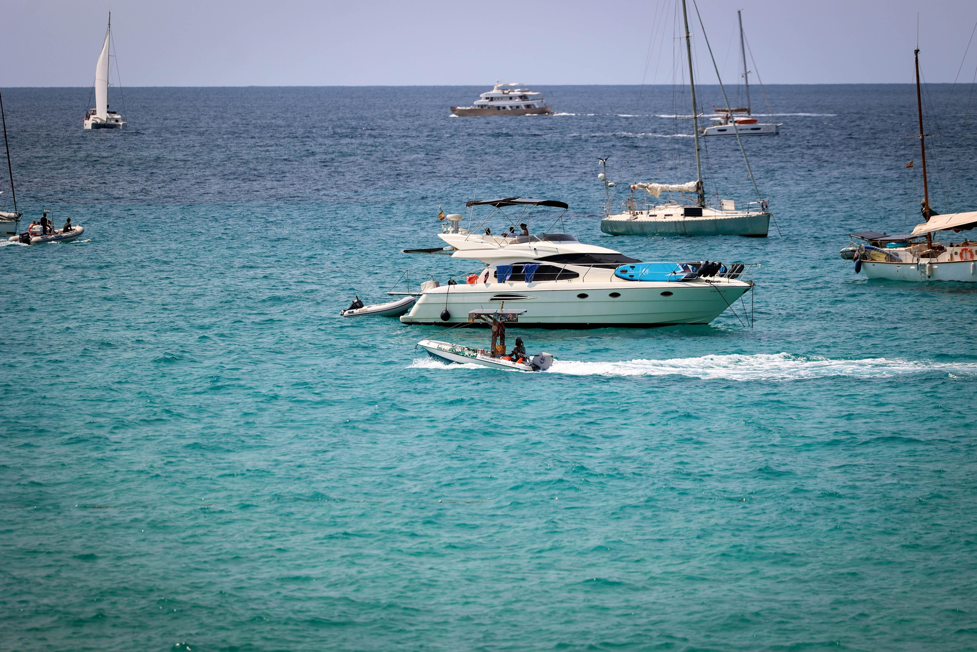 El vendedor ambulante de cocktails, en otro instante