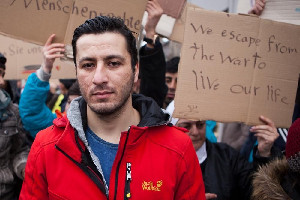 Iwath es de origen iraquí pero ha tenido que huir a Serbia. “Queremos libertad y futuro, no tenemos libertad en mi país. Quiero continuar mi viaje, no puedo volver”, explica. Como él, alrededor de 300 refugiados, sobre todo de Siria e Irak, protestan contra los controles fronterizos frente a un centro de recepción cercano a la estación de ferrocarril de Sid, al norte del país. © Alex Yallop/MSF
