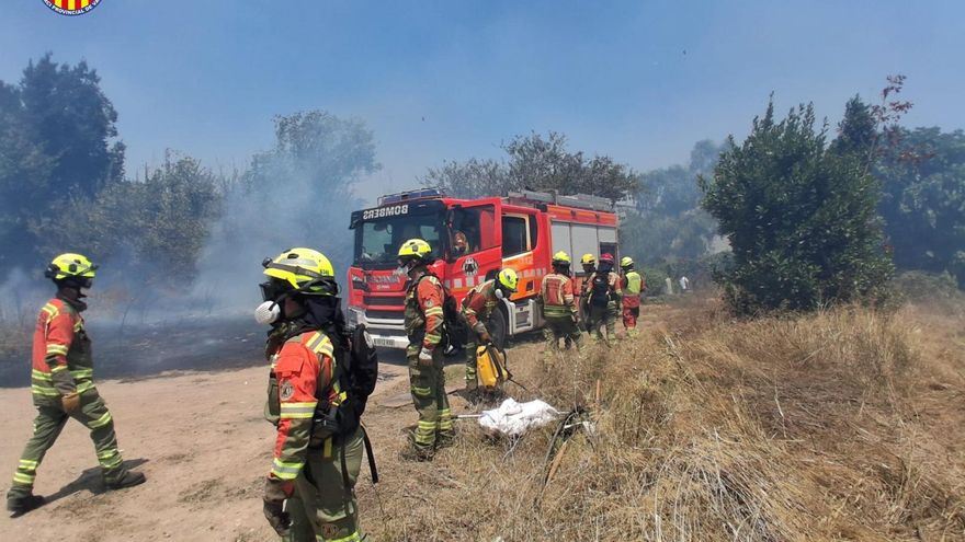 Dos medios aéreos trabajan en un incendio declarado en un barranco de Manises (Valencia)