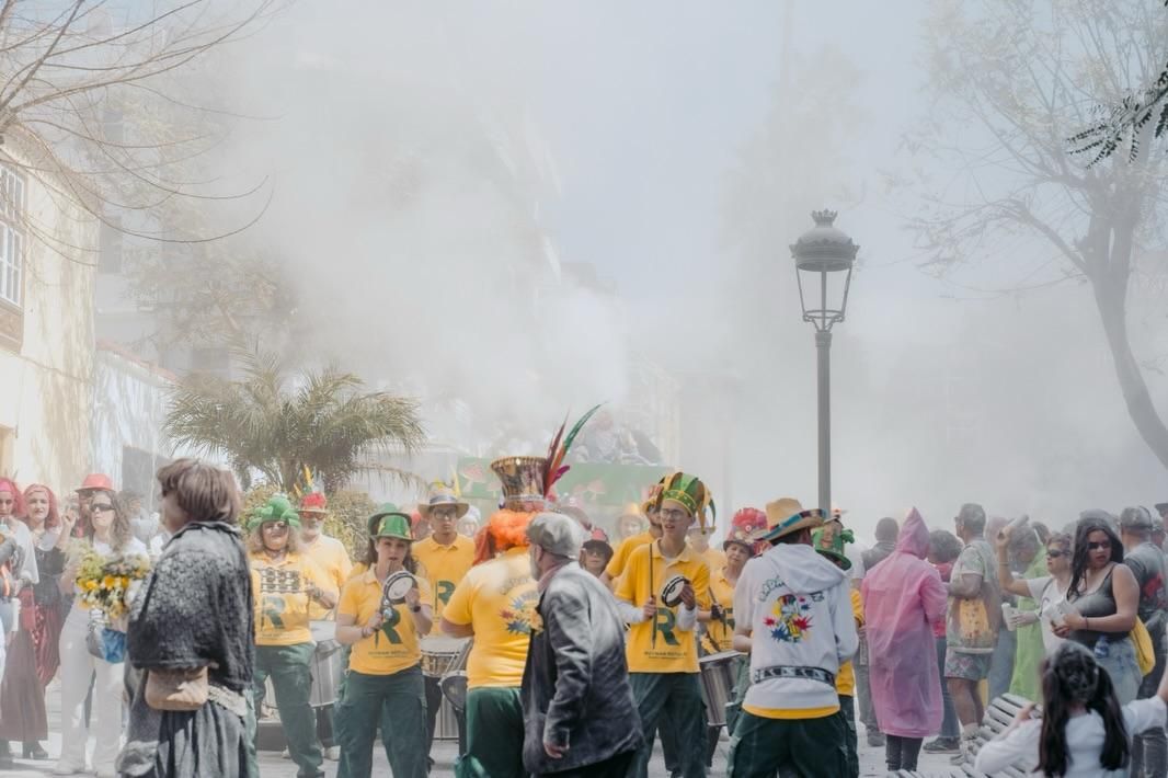 Las calles del centro urbano  de Los Llanos de Aridane, este sábado,  se   llenaron de jolgorio en medio de una nube  de polvo.