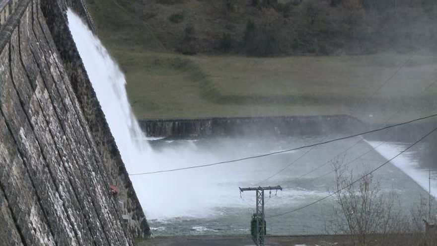 Las fuertes lluvias obligan a incrementar el desembalse del pantano de Ullibarri (Álava) hasta los 60m3/s