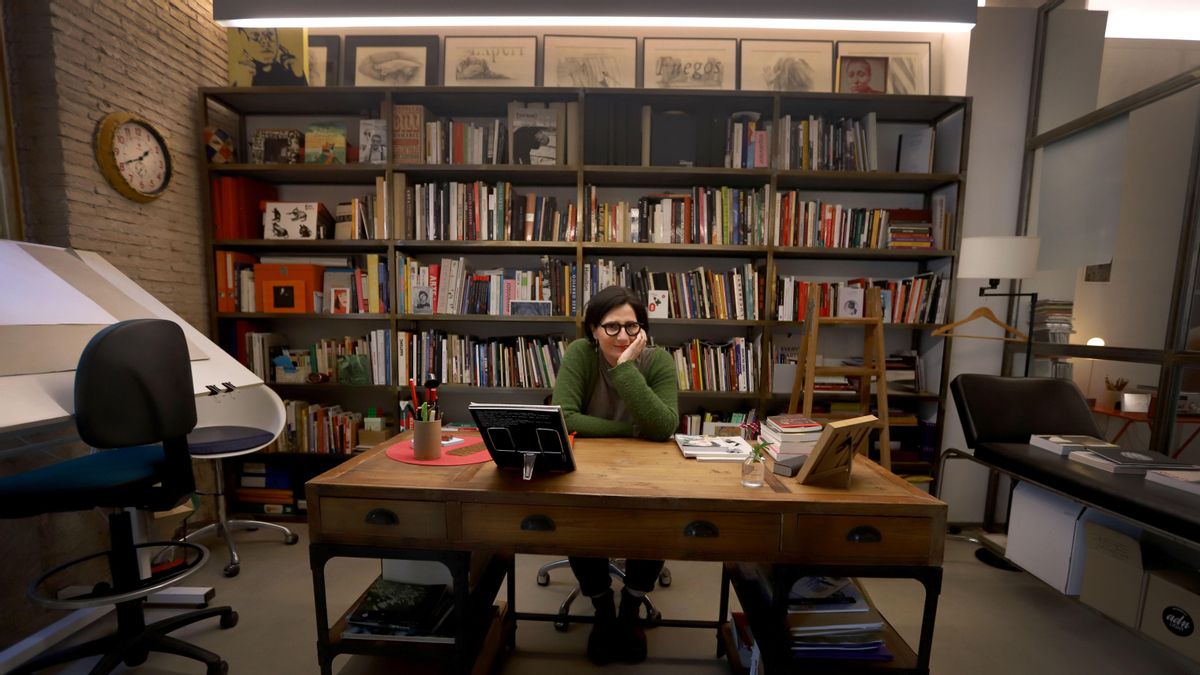 Mery Sales és molt bona lectora. La biblioteca que té a l’estudi en parla.