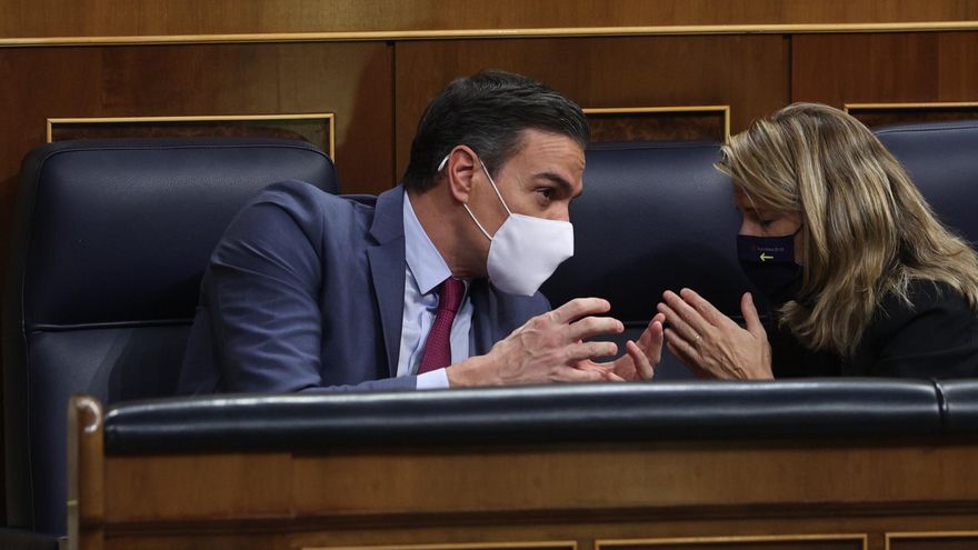 El presidente del Gobierno, Pedro Sánchez (i) conversa con la vicepresidenta segunda, Yolanda Díaz, durante un Pleno del Congreso. EFE/ Rodrigo Jiménez