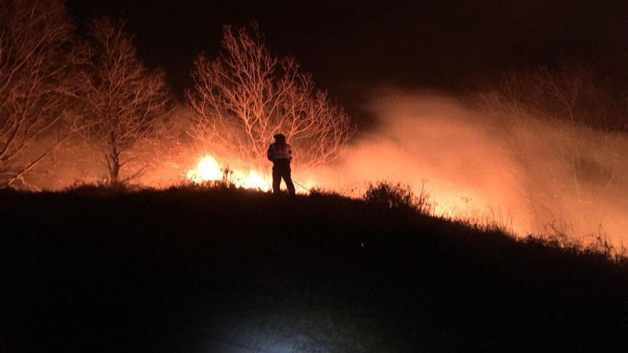 Archivo - Incendio forestal en Cantabria