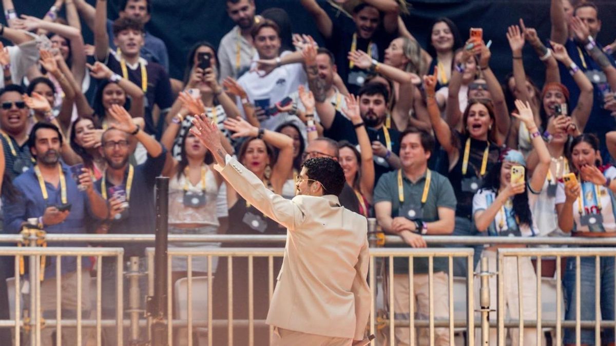 Natalia Chueca se apunta al fenómeno Bad Bunny desde una de las gradas más exclusivas del Metropolitano