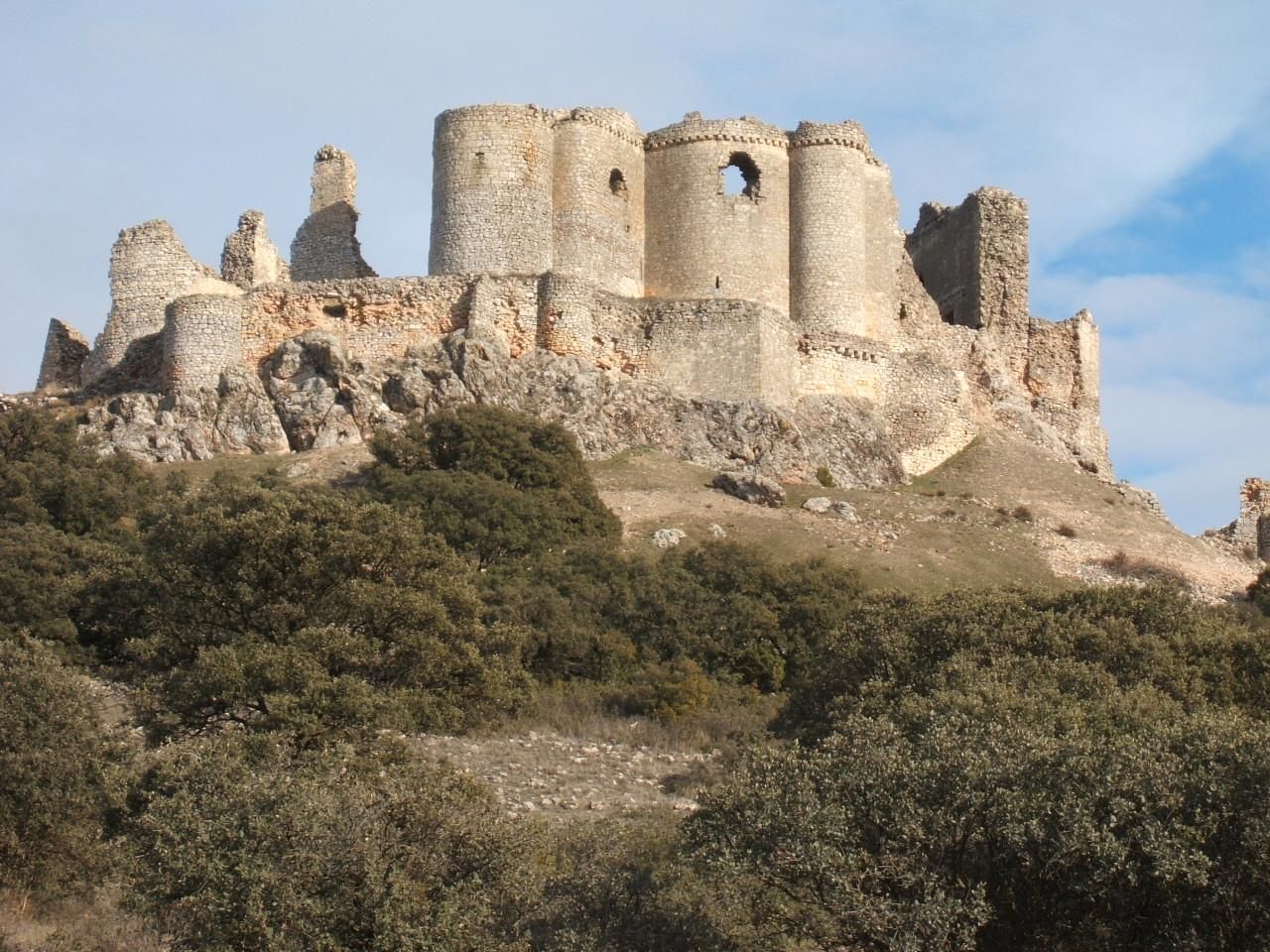 El castillo de Almenara visto desde el flanco oeste