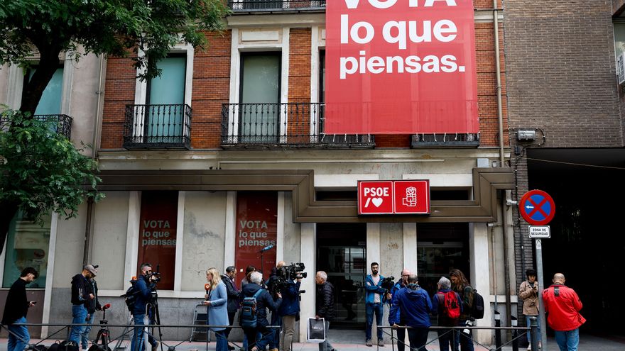 Los periodistas esperan a las llegadas de los participantes en la reunión de la Comisión Ejecutiva Federal del PSOE en su sede de la calle Ferraz en Madrid. EFE/ Chema Moya