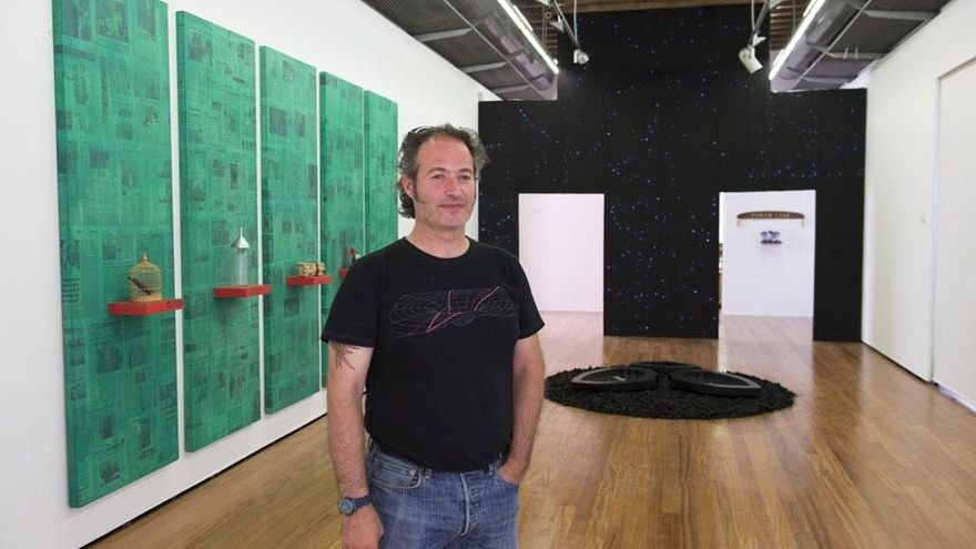 Pedro Deniz posa en una de sus exposiciones