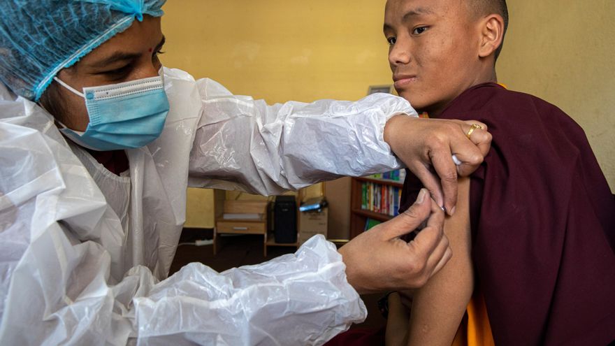 Un centro de vacunación en Nepal, en una fotografía de archivo. EFE/EPA/NARENDRA SHRESTHA