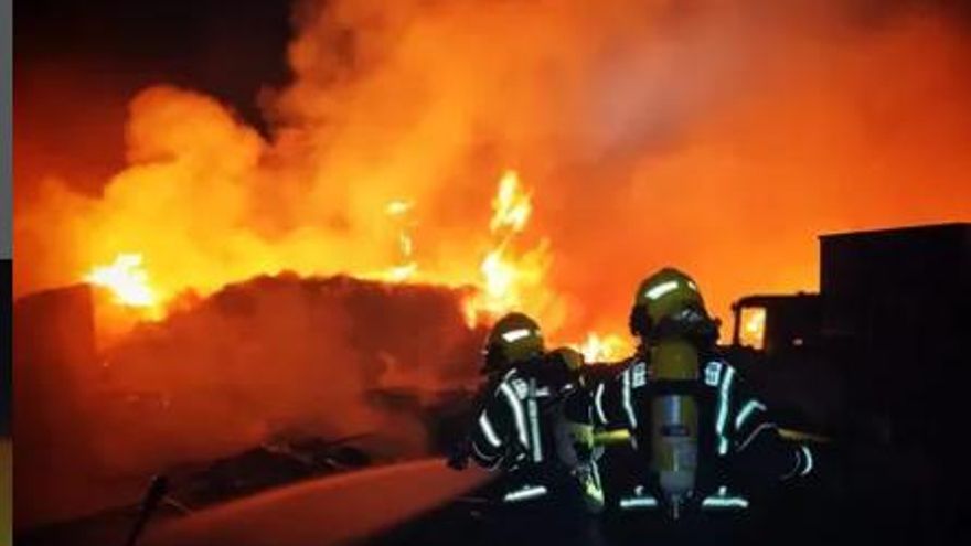 Se incendia una planta de reciclaje en Marchamalo