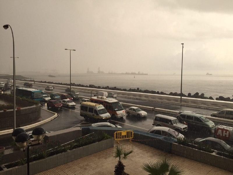 Atasco en la Avenida Marítima de LPGC. (Canarias Ahora).