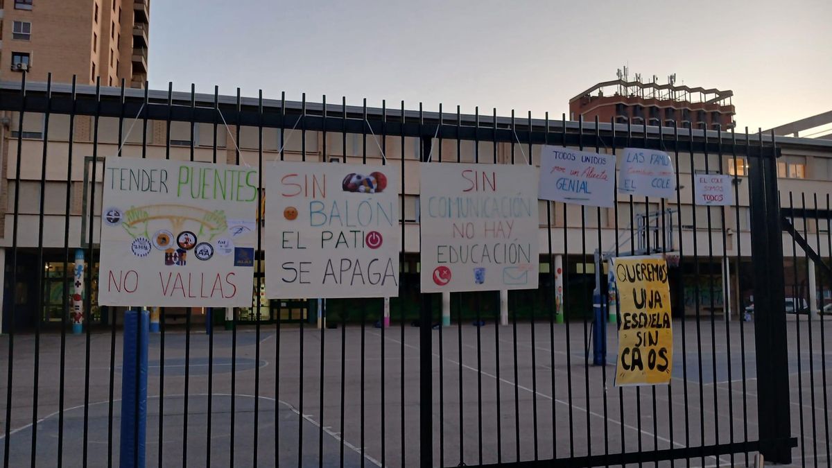 Carteles de protesta colocados por las familias del CEIP Cesáreo Alierta