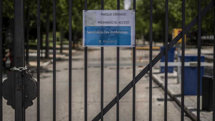 Cartel de "parque cerrado" en las puertas de El Retiro (Madrid)
