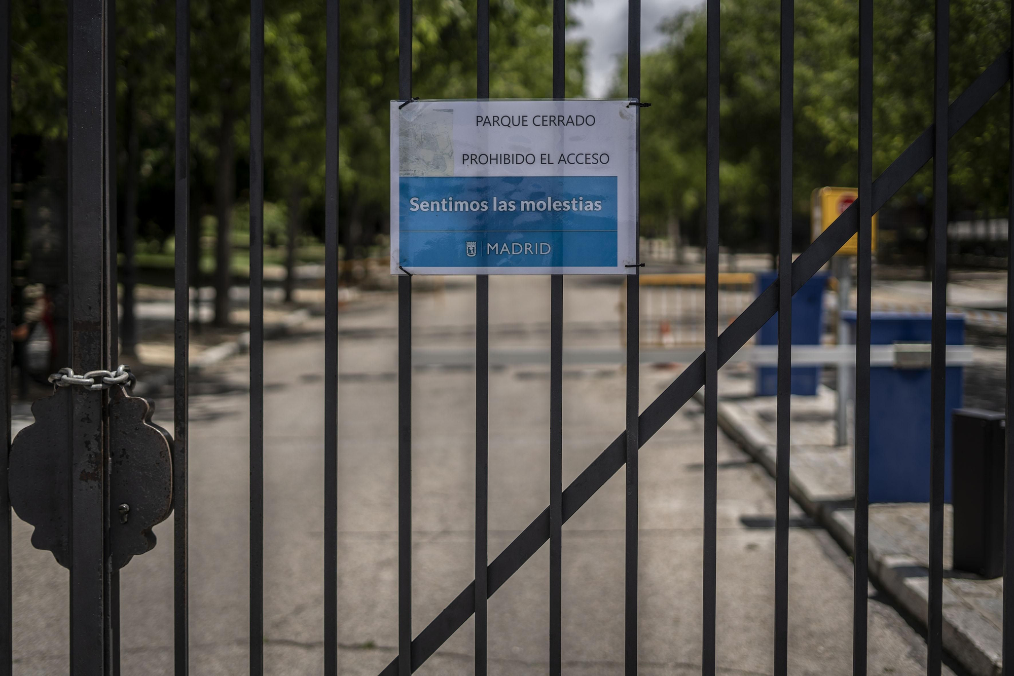 Cartel de "parque cerrado" en las puertas de El Retiro (Madrid)