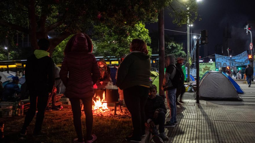 En el segundo día de acampe piquetero en la 9 de Julio, la negociación con el Gobierno no avanza