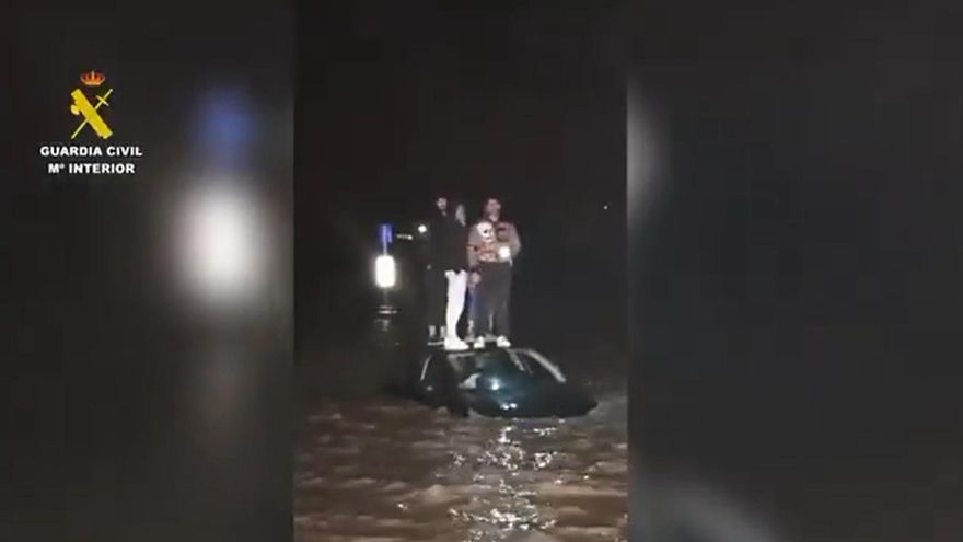 La Guardia Civil rescata a cuatro personas atrapadas en el río Genil a su paso por Granada.