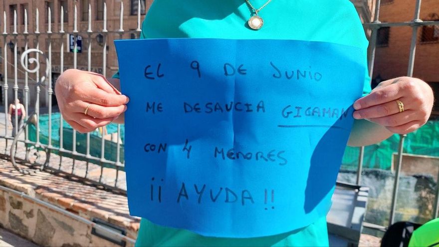 Vecinos con problemas de vivienda piden la mediación de la ministra a las puertas de un acto en Toledo