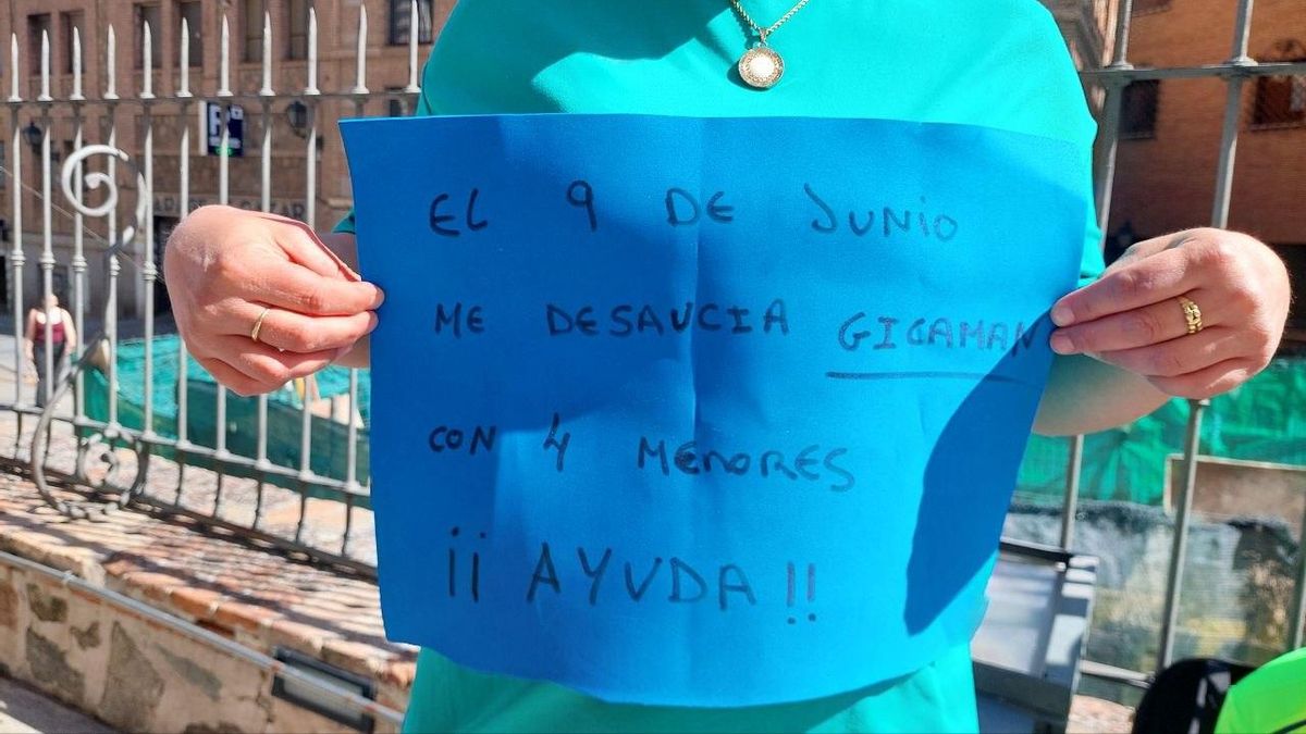 Vecinos con problemas de vivienda piden la mediación de la ministra a las puertas de un acto en Toledo